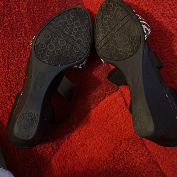 Women's wedge shoes in size 81/2 medium - Picture 2 of 3